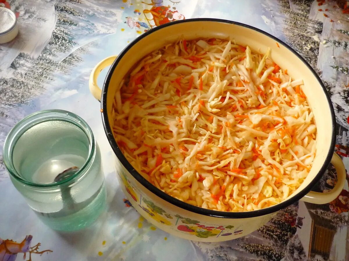Капуста на зиму в кастрюле хрустящая. Капуста квашеная. квашеная капуста в банке. квашеная капуста домашняя. квашение капусты в домашних.