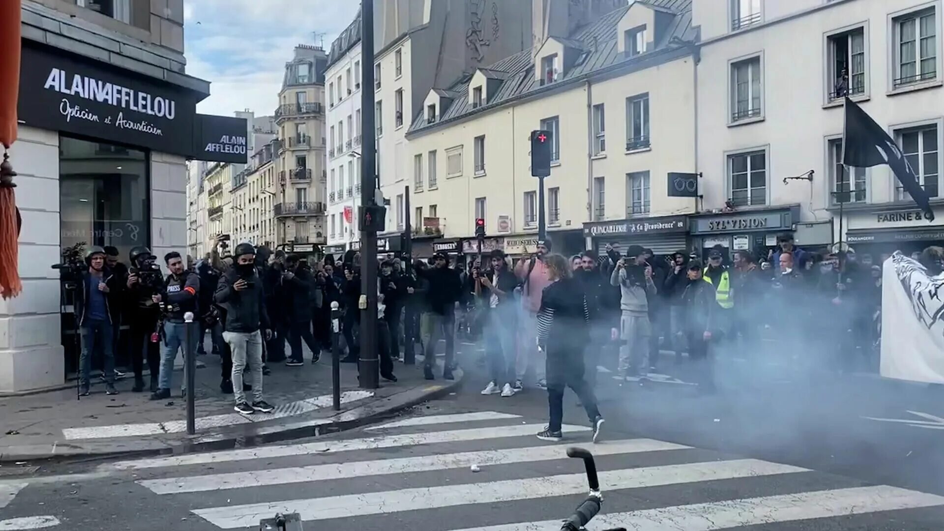 Митинги в париже. Митинги в Париже 2022. Полиция Франции слезоточивый ГАЗ. Протесты во Франции 2022.