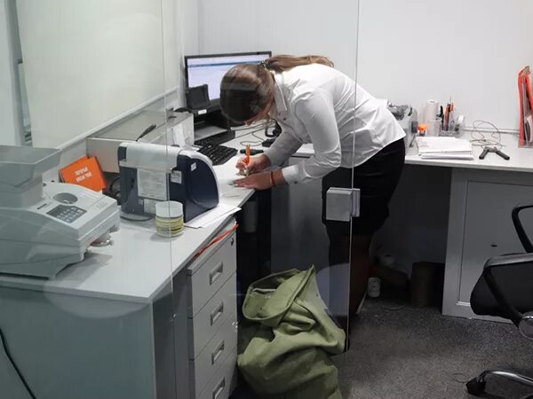 кассир сбербанка. рабочее место операциониста в банке. операционист в банке. операционист в банке. касса "банк".