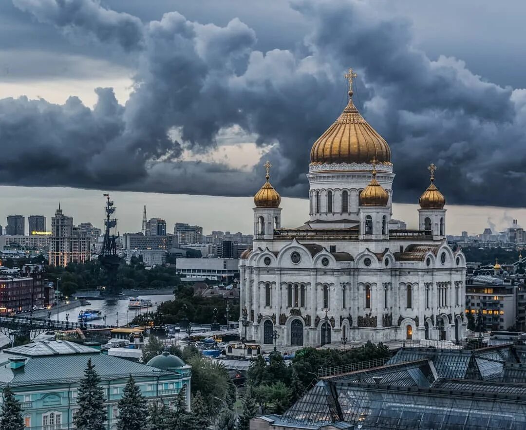 Над москвою златоглавой. Храм Христа Спасителя улица Волхонка 15. Храм Христа Спасителя в дождь. Храм Христа Спасителя и Тадж Махал. Тучи над храмом Христа Спасителя Москва.