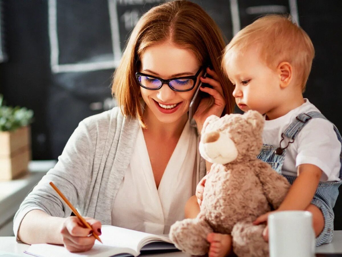 Деловая женщина с ребенком. Мама в декрете. Женщина с ребенком. Работа в семье уход за детьми. Женщина с ребенком за компьютером.