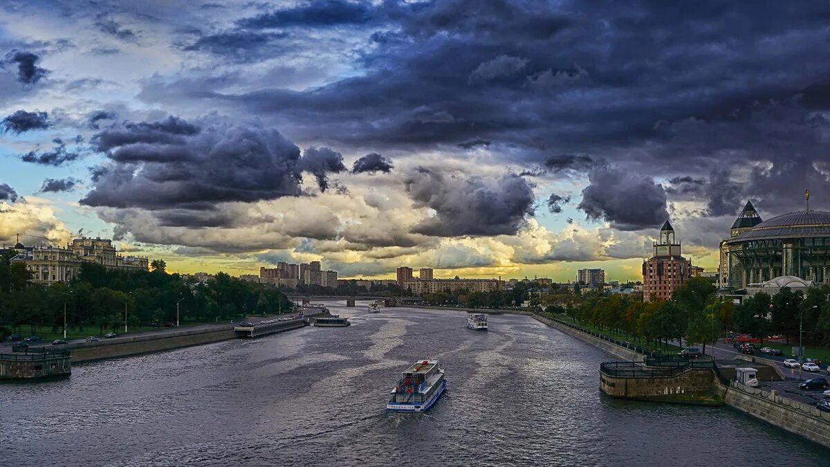 Москва облачно. Облака над Москвой. Тучи над Москвой. Пасмурная Москва.