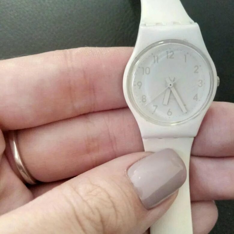 Swatch белые. Ремешок для swatch белый. swatch белые с фиолетовым циферблатом. swatch бело розовые.