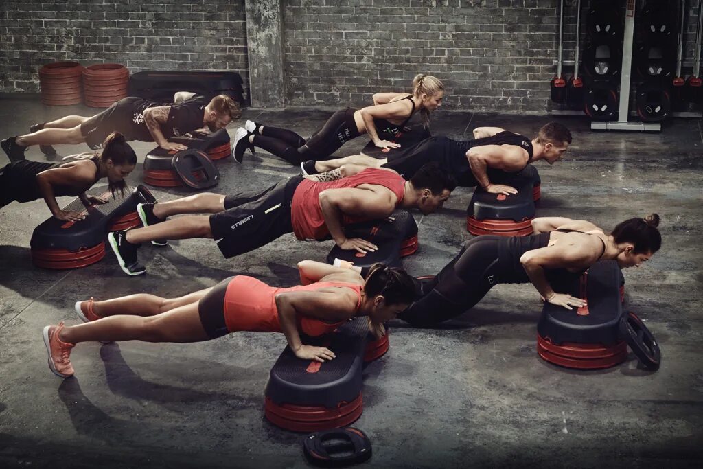 Пумп боди памп тренировка. Лес миллс фитнес. Спортзал хот айрон. Лес миллс тренировки. X pumping.