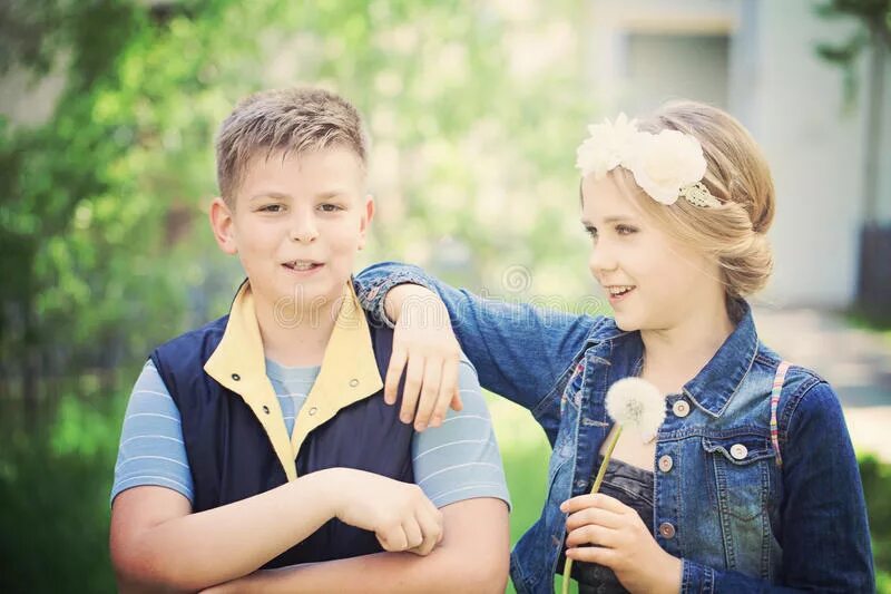 Радостные мальчик и девочка. Мальчик с девочкой дружил. Мальчик и девочка беседуют. Мальчик знакомится с девочкой. Общение детей.