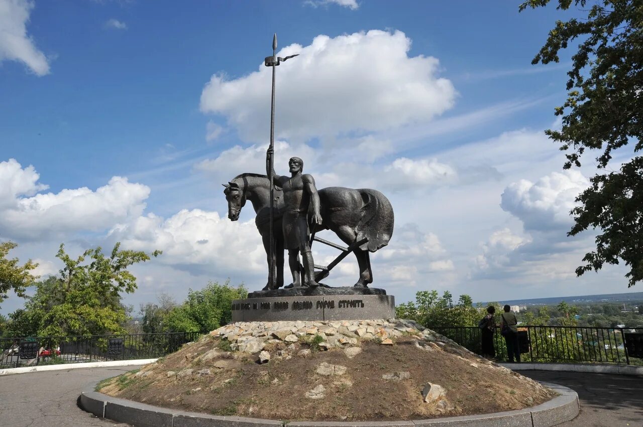 Памятник Первопоселенец Пенза. Памятник «Первопоселенец». Пенза памятник первопоселенцу фон. Сайты про пензу