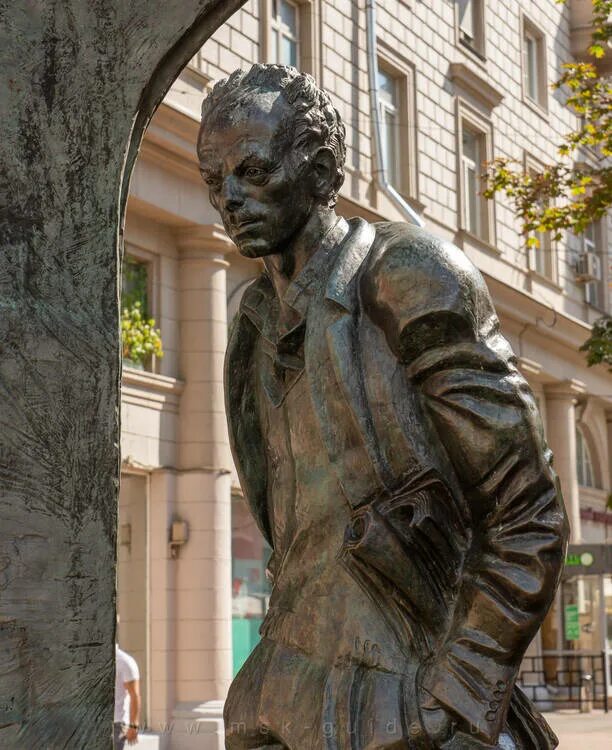 Памятник окуджаве на арбате. Памятник булату окуджаве на арбате. Памятник булату окуджаве в москве. Старый арбат памятник булату окуджаве. Памятник булату окуджаве в москве на арбате.