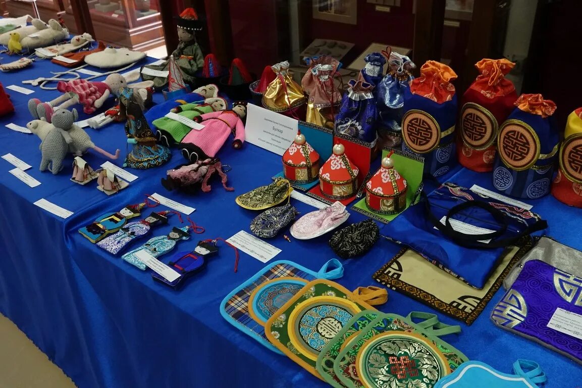 сувенирный мерч. сувенирная продукция театр. мерч сувенирная продукция. сувениры мерч. брендированная сувенирная продукция.