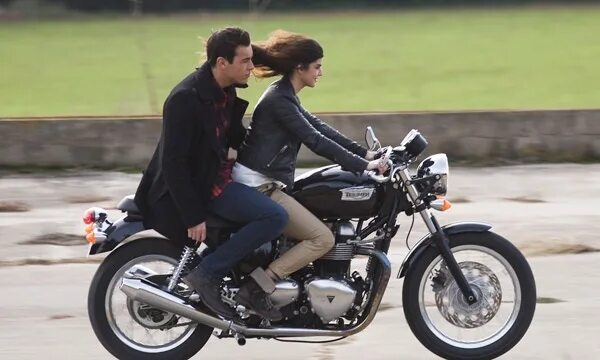 Марио касас на мотоцикле. Triumph bonneville 3 метра над уровнем неба. Мотоцикл из три метра над уровнем. Мотоцикл триумф бонневиль 3 метра. Triumph bonneville 3 метра над уровнем неба.