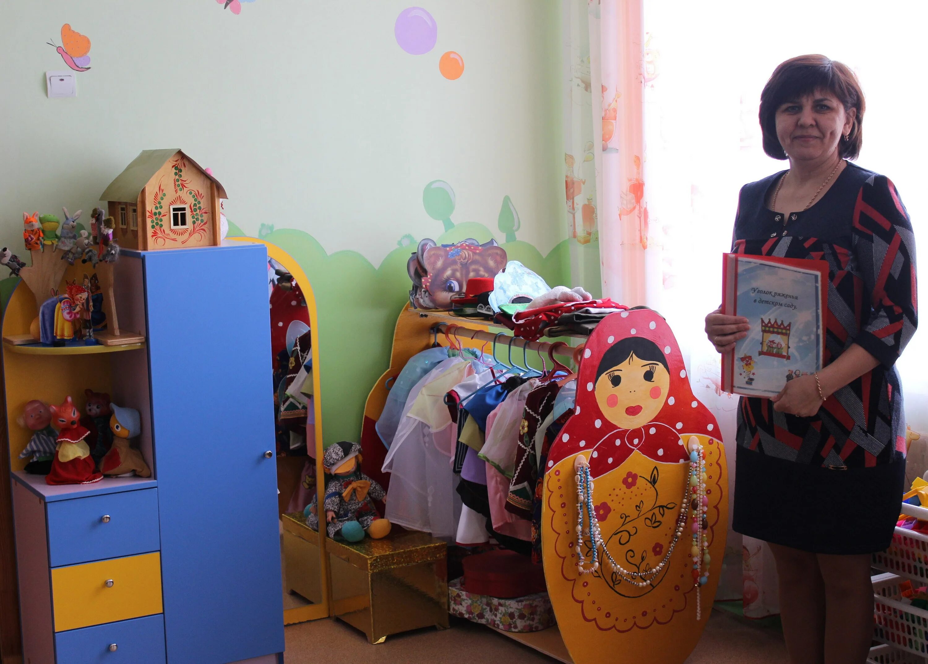 уголок ряжения в детском саду. уголок ряжения. уголок ряжения для детей в детском саду. уголок " ряженья " во 2 мл гр. уголок ряженья в детском саду оформление.