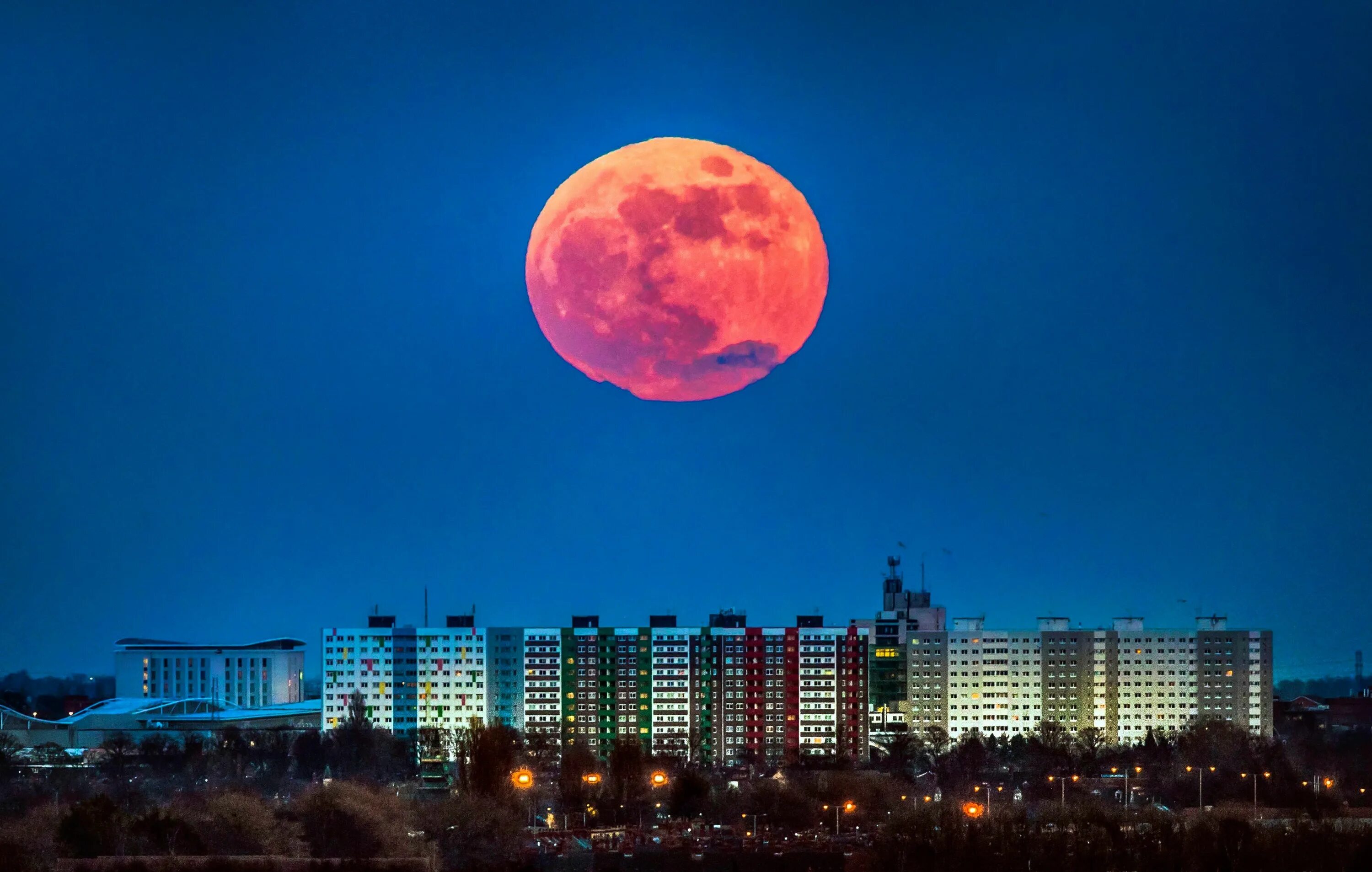 Лунное затмение Кровавая Луна. Кровавая Луна явление. Полнолуние суперлуние. Полнолуние Кровавая Луна.