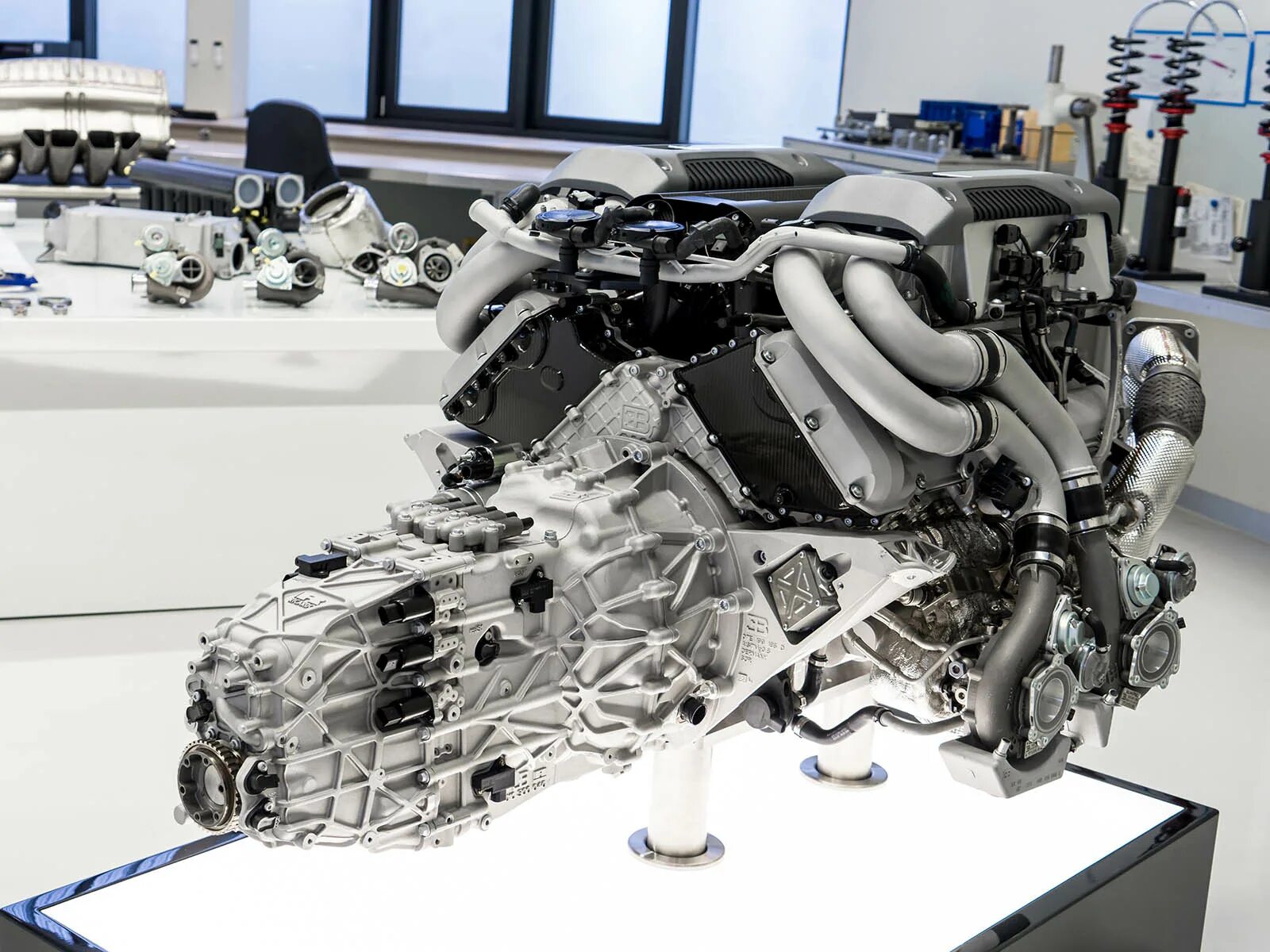 Bugatti chiron мотор. Мотор бугатти вейрон w16. Двигатель бугатти шерон. Двигатель bugatti chiron w16. Двигатель bugatti chiron w16.