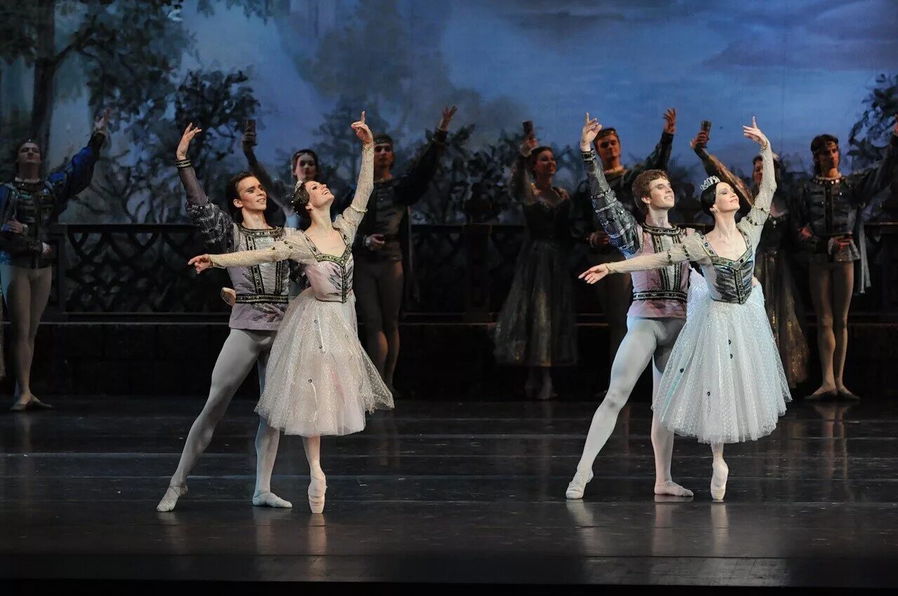 Pas de trois лебединое озеро. па-де-труа лебединое озеро ульяна. Pd paris духи. па де пари интернет. костюм из па де труа лебединое озеро.