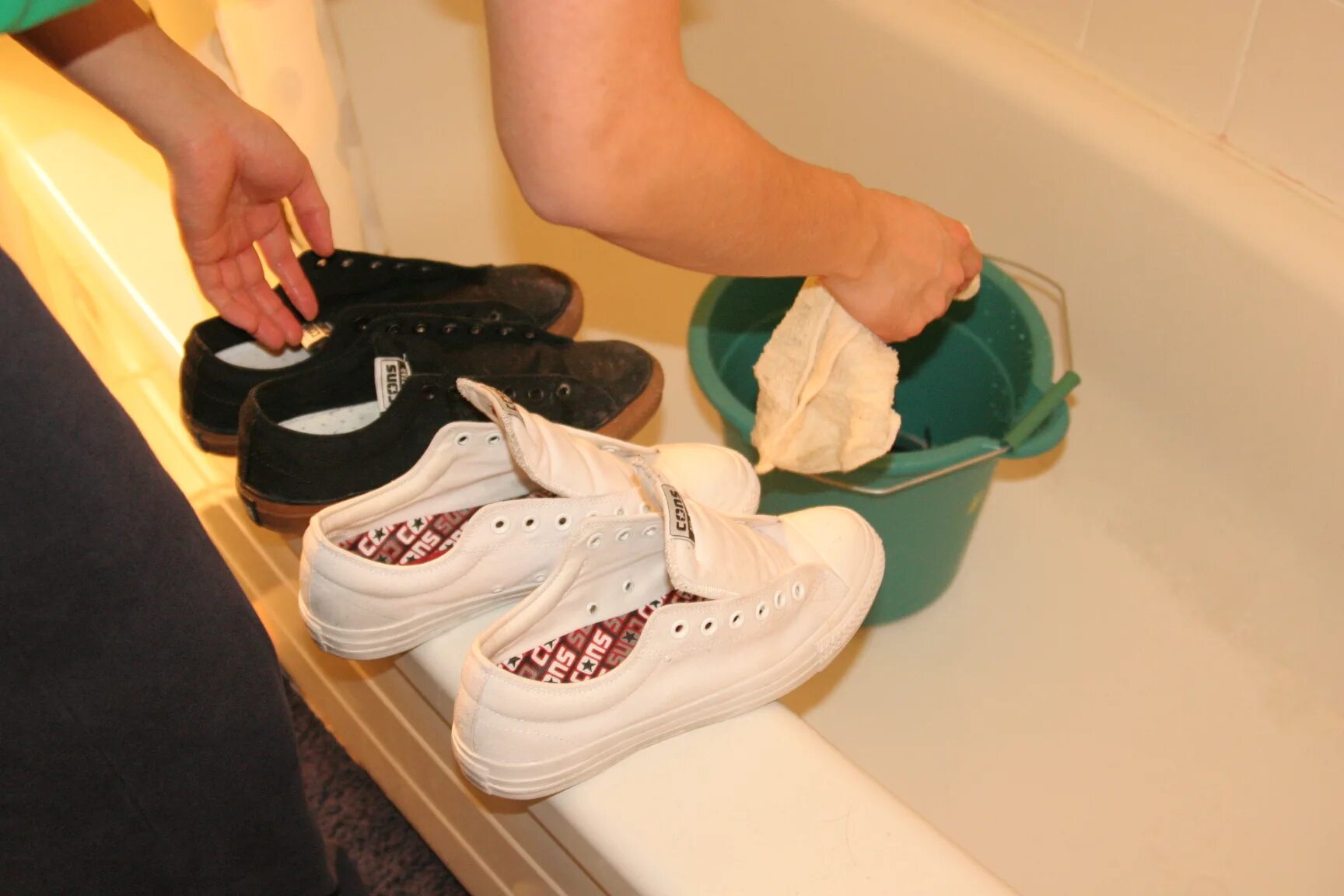 Мытье обуви. Обработка обуви. Помыть обувь. Протирает обувь.