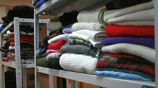 Куда можно отнести вещи для нуждающихся. Одежда. Куда можно отнести вещи для нуждающихся. Теплые вещи. Куда можно отнести вещи для нуждающихся.