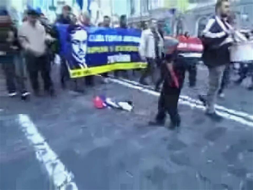 Марш под флаг. Затоптанный украинский флаг. растоптали бандеровский флаг. топчат украинский флаг.