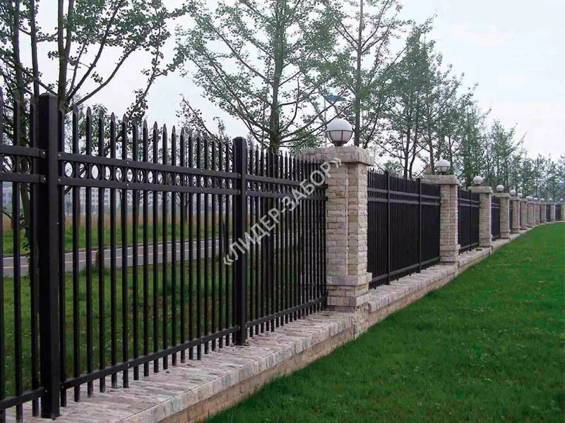 Заборы и ограждения. Современный металлический забор. Красивый забор. Красивый металлический забор.