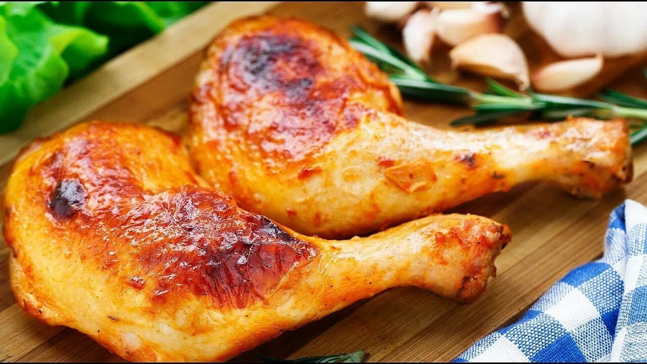 Голень куриная. Жареные окорочка на сковороде с корочкой. Курочка с корочкой. Жареные окорочка в духовке с хрустящей корочкой. Как пожарить окорочка с хрустящей корочкой.