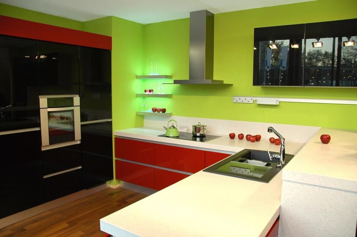 Какие цвета сочетаются на кухне. Зеленая кухня. Кухни салатовые. Салатовые стены на кухне. Цветные кухни.
