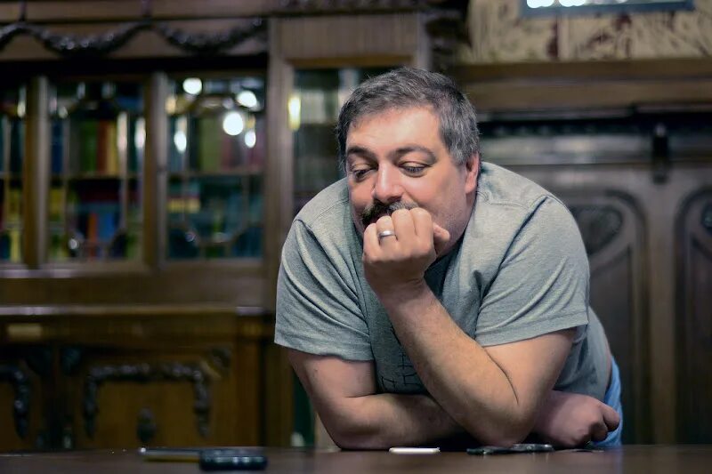 Дмитрий быков писатель журналист фото Дмитрий Быков назвал причину своей госпитализации BURO.