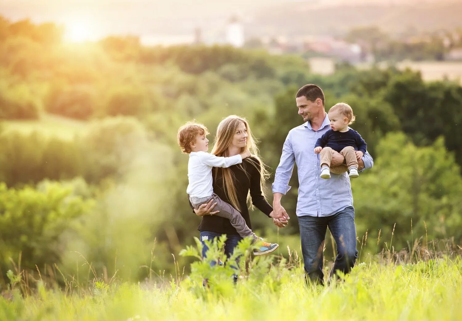 Go love family. Счастливая семья. Ребенок в семье. Счастливая семья фотосессия. Счастливая семья на природе.