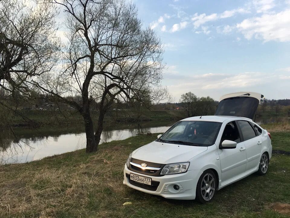 Лада гранта лифтбек 2016 белая р16. Гранта лифтбек на 17 торусах. Белая гранта лифтбек на дисках всмпо. Lada granta 2014 белая. Гранта лифтбек на литых дисках крестики.