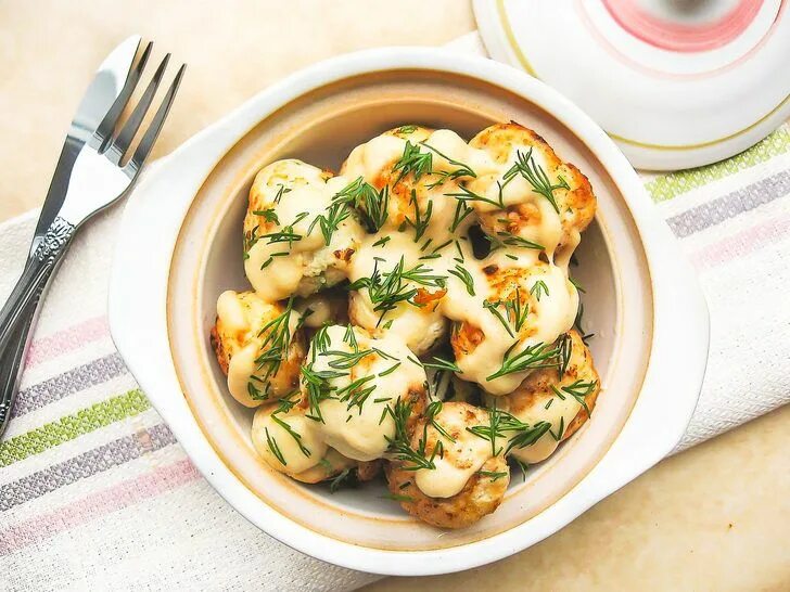 Жареные пельмени в соусе с сыром. Жареные пельмени в соусе с сыром. Жареные пельмени с сыром и сметаной. Пельмени со сметаной и сыром на сковороде. Жареные пельмени в соусе с сыром.