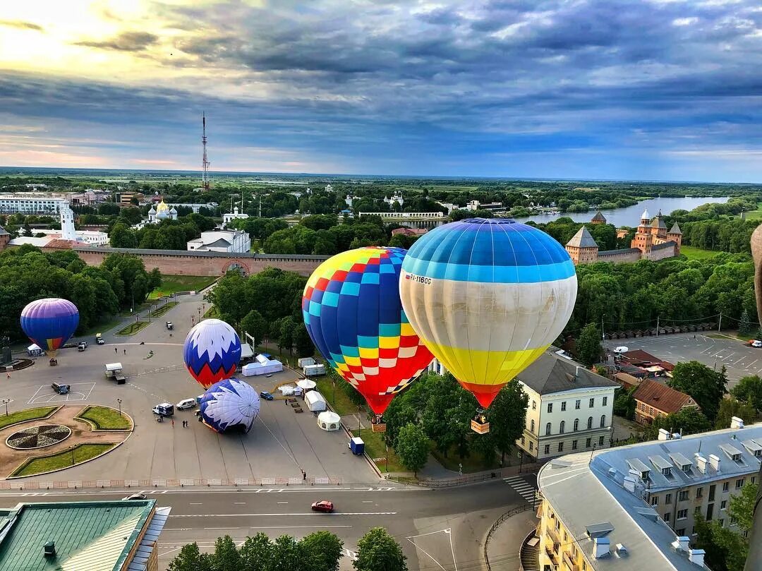 Полет на воздушном шаре великие луки. Фестиваль воздухоплавания великий новгород. аэростат великий новгород. воздушный шар калуга полет.