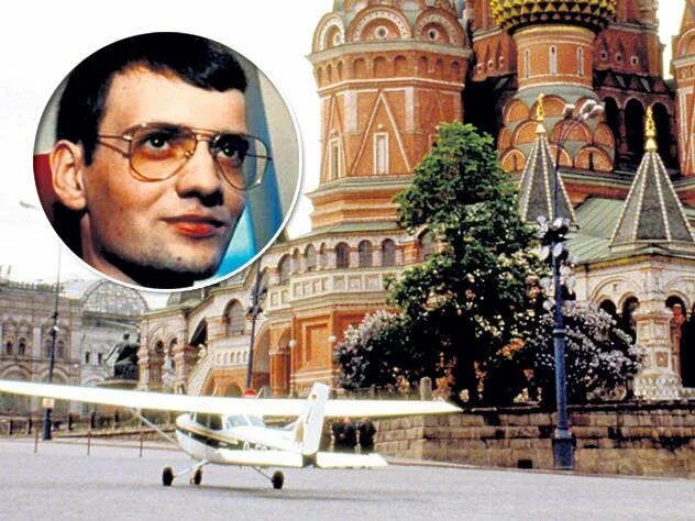 Приземлился на красной площади в 1987. Маттиас Руст на красной площади 1987. Матиас Руст на красной площади. Матиас Руст самолет в Москве. Руст сел на красной площади в 1987.