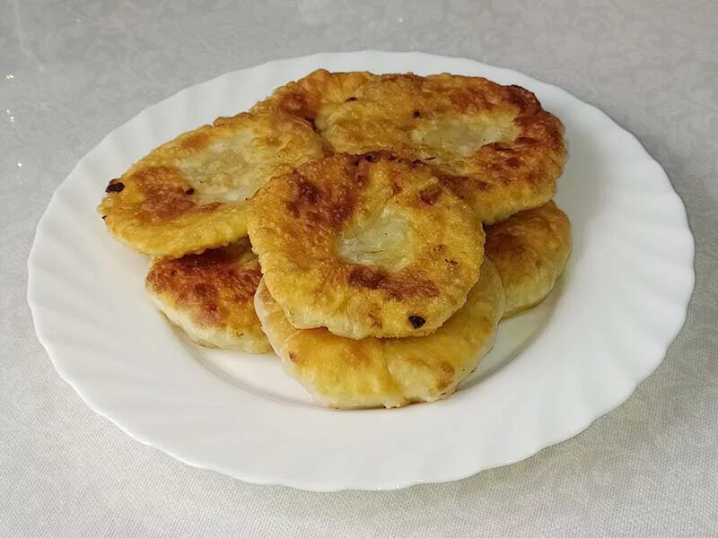 Лепёшки с луком в духовке. Луковая лепешка. Слоеная луковая лепешка. Луковая лепешка. Луковые лепешки на кефире.