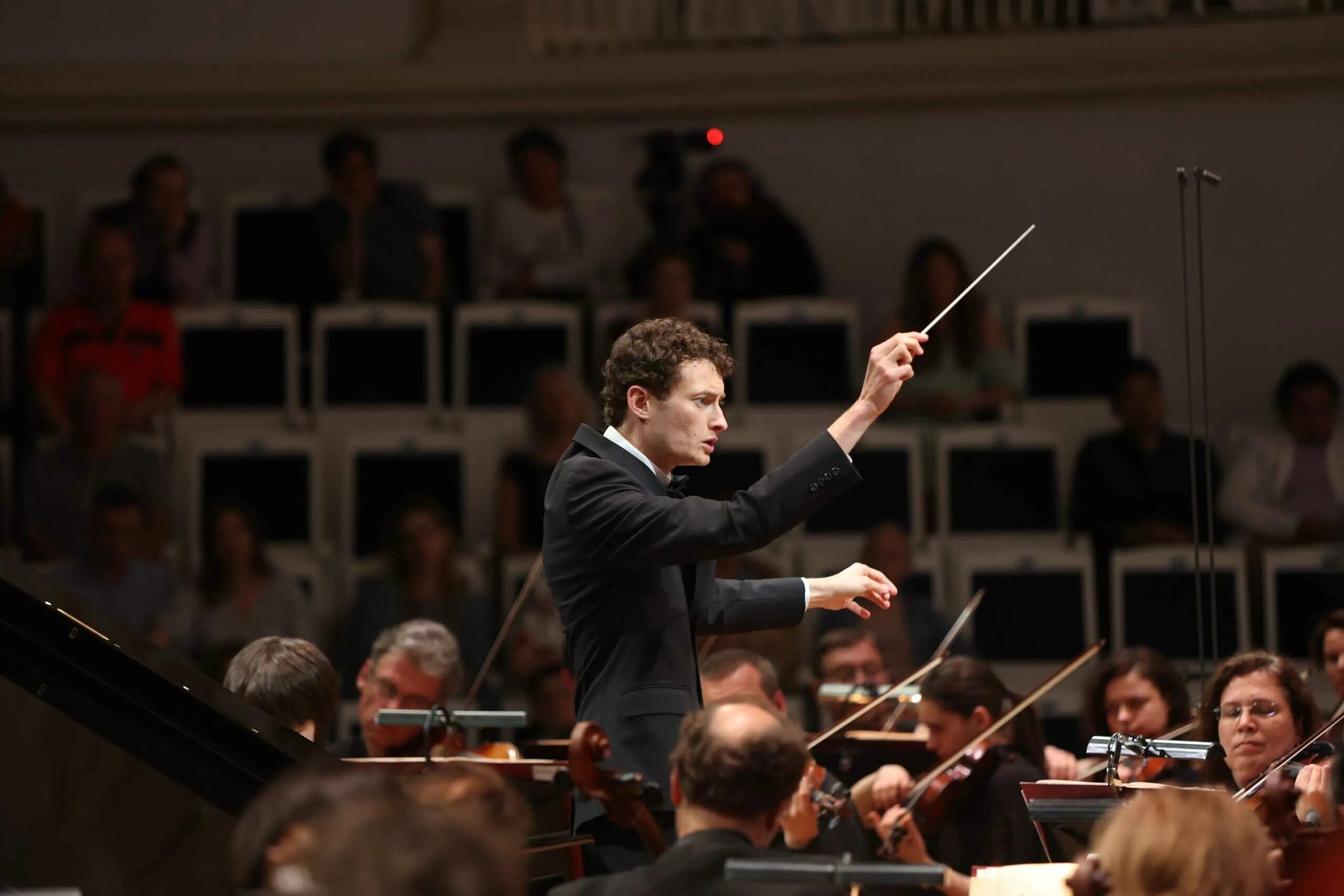 Конкурс духовой оркестр им валерия халилова. Конкурс дирижеров 2021. Дирижер хора. Хоровой дирижер. Дирижер академического хора.