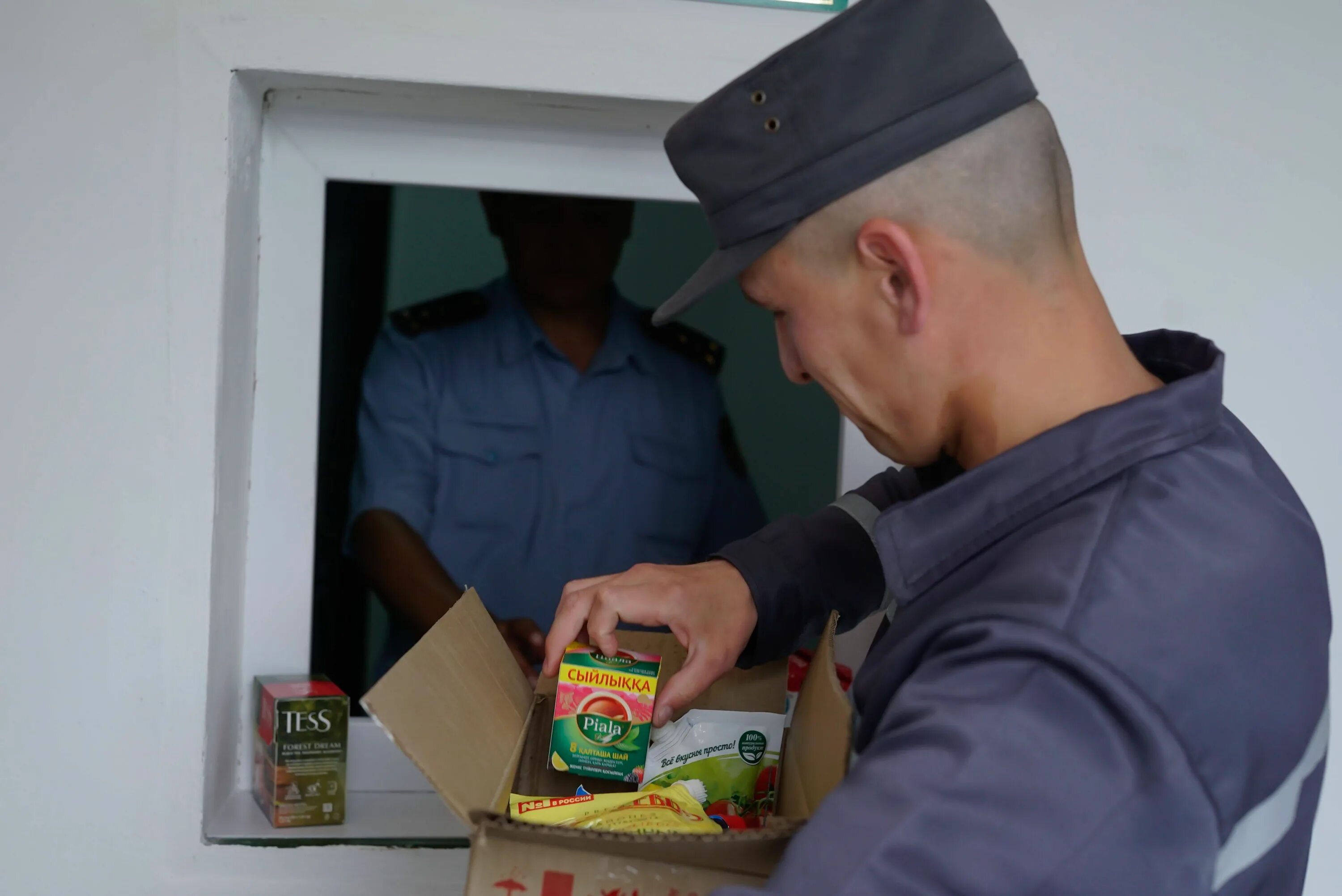 Вещи осужденных. Предметы и вещи осужденных. Предметы и вещи осужденных. Изъятые вещи. Запрещенные вещи изъятые у заключенных.