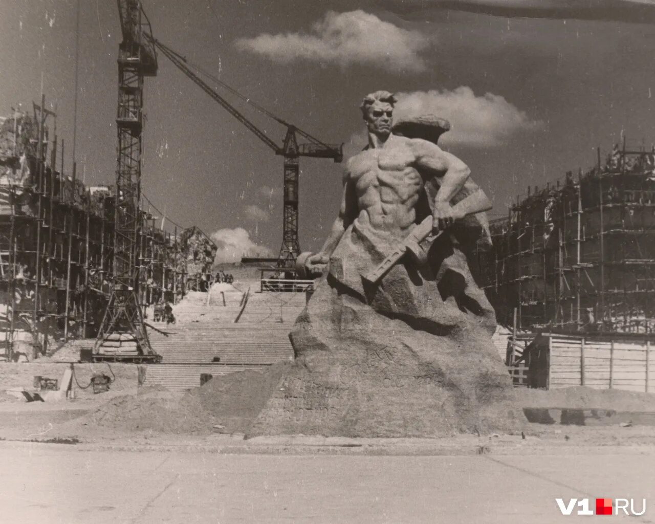 Строится памятник