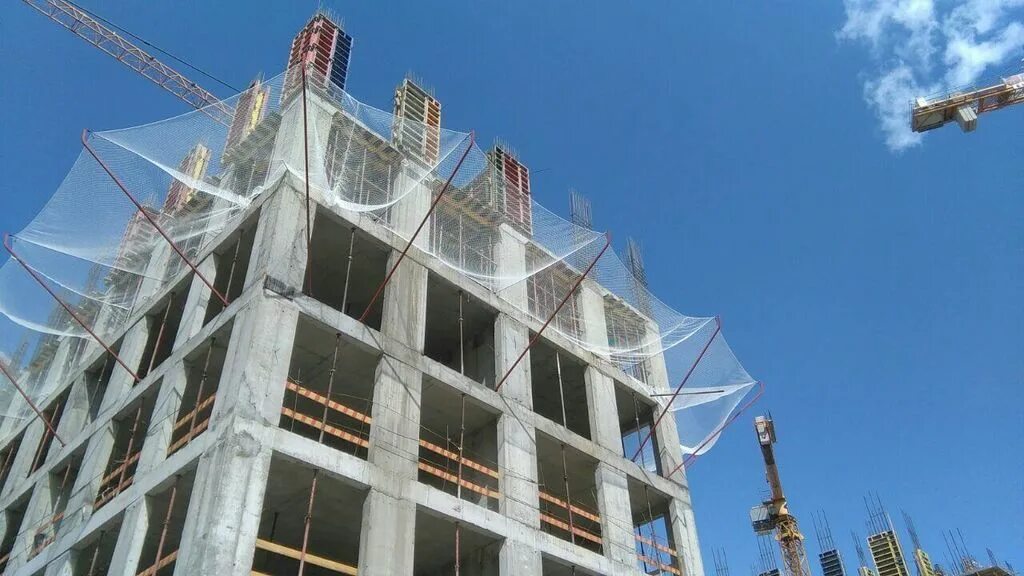 Ограждение стройплощадки сетка. Сигнальное ограждение строительной площадки. Сетка защитно-улавливающая 3. 5х6м. Сетчатое страховочное ограждение (защитно-улавливающая система зус).