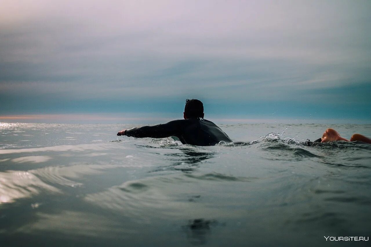 Парень в океане. Люди на море. Бушующее море и человек. Люди на море. Выживание в море.