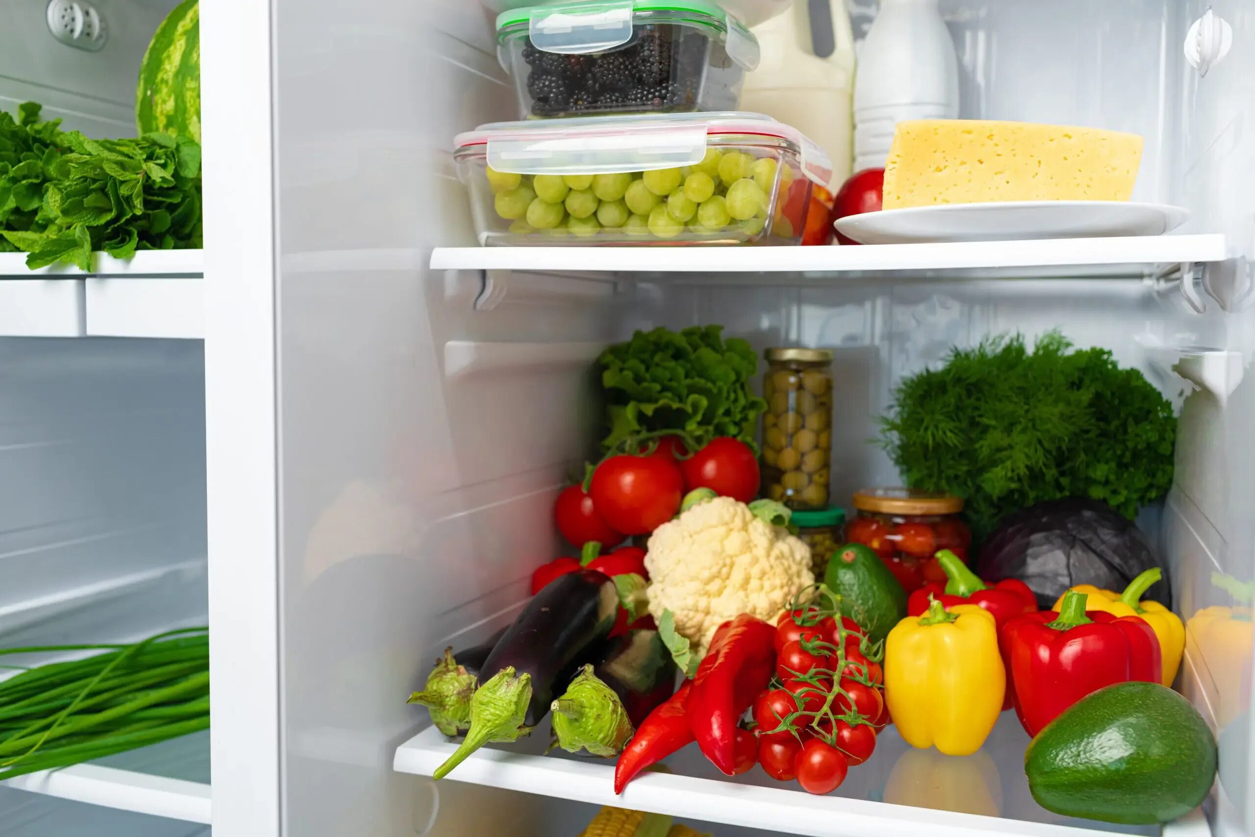 Можно хранить тюльпаны в холодильнике. Холодильник с продуктами. полка для холодильника. апельсины в холодильнике. холодильник полный здоровой еды.