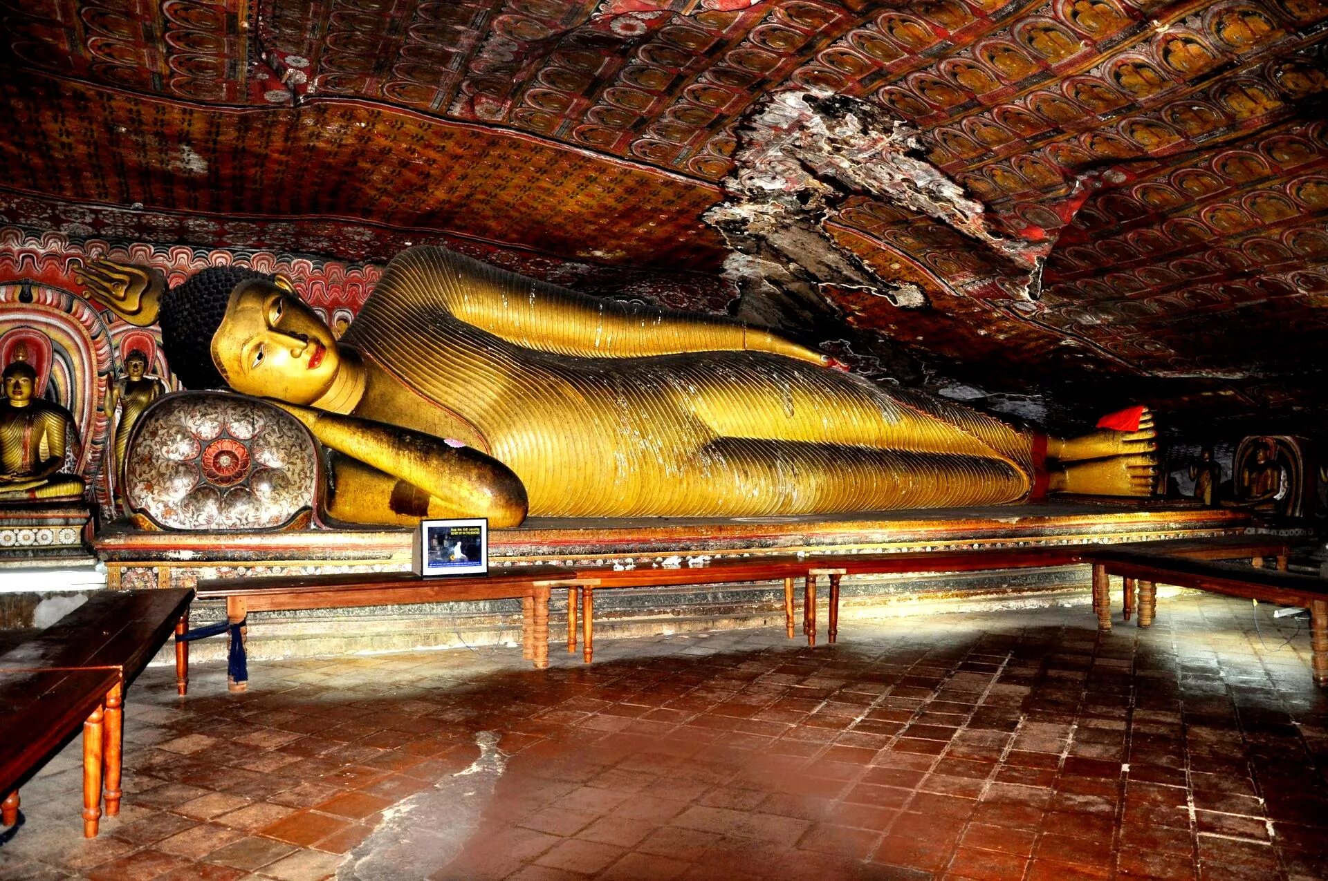Золотой Будда Дамбулла. Золотой пещерный храм Дамбулла. Пещерный храм Дамбулла Шри-Ланка. Золотой храм Дамбулла в Шри-Ланке.
