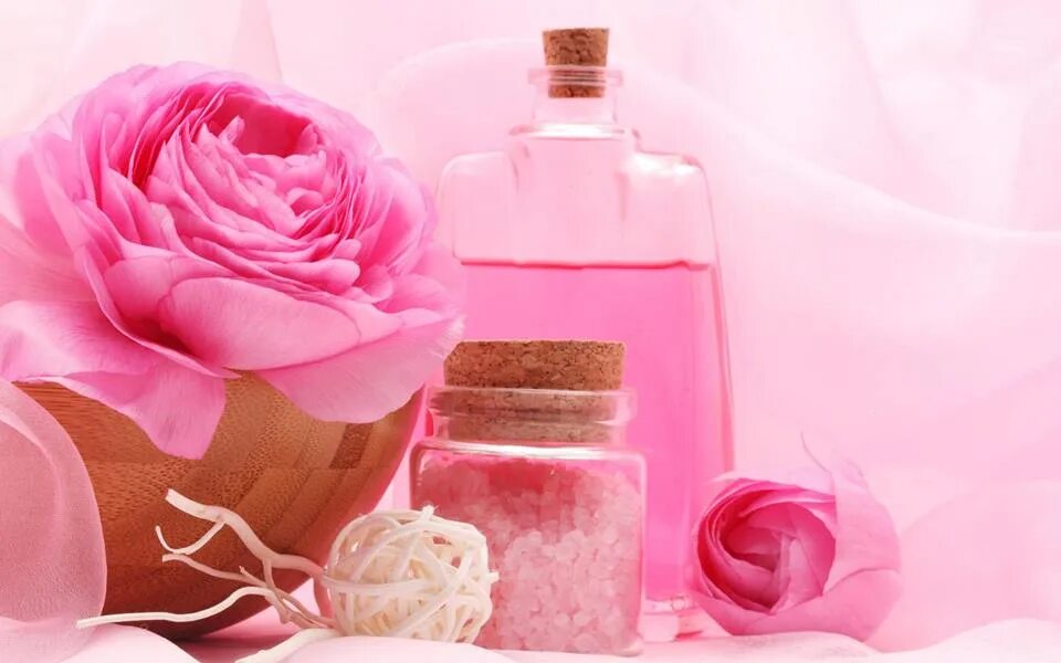Цветочные духи. Цветочный аромат. Розовая косметика. Духи и цветы.