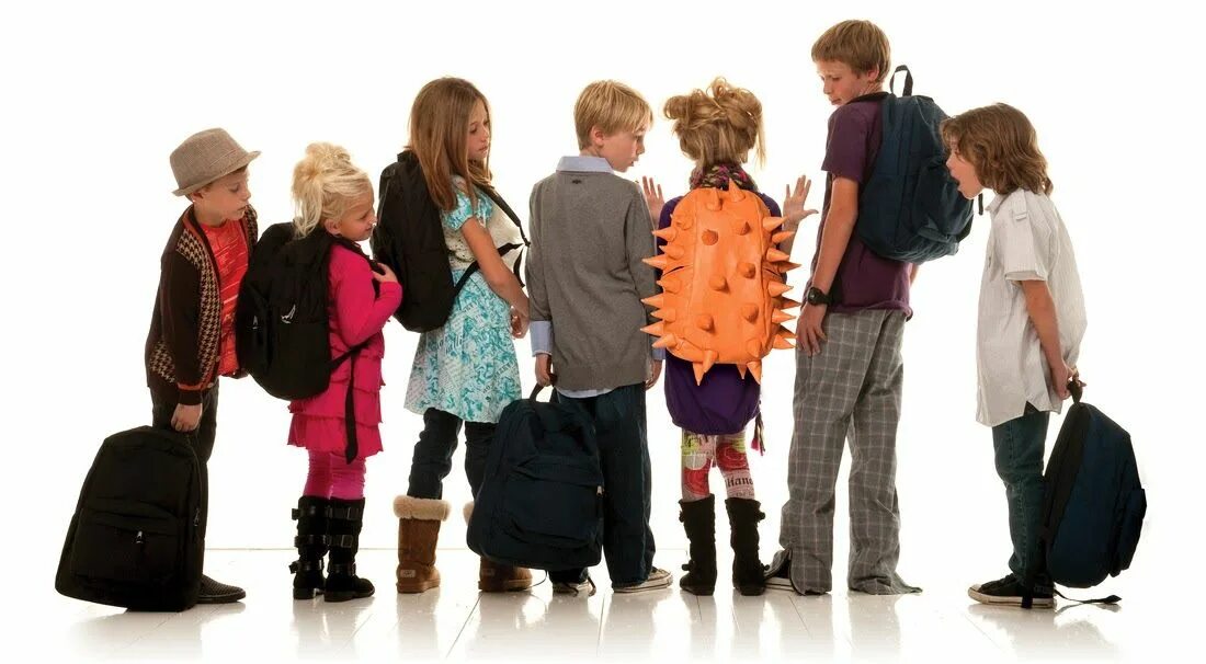 Много портфель. Рюкзак для детей. Ребенок с портфелем. Школьник с рюкзаком. Ребенок с ранцем.