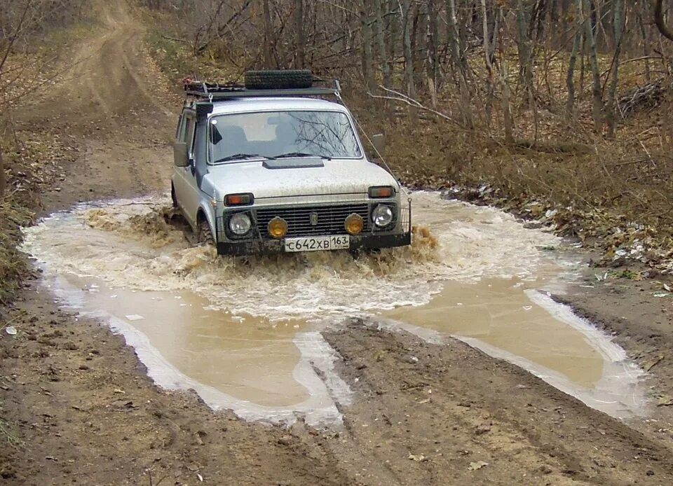 Нива едет по грязи. Ваз 2131 по грязи. Нива шевроле в грязи. 2121 турбо по грязи. Нива луже.