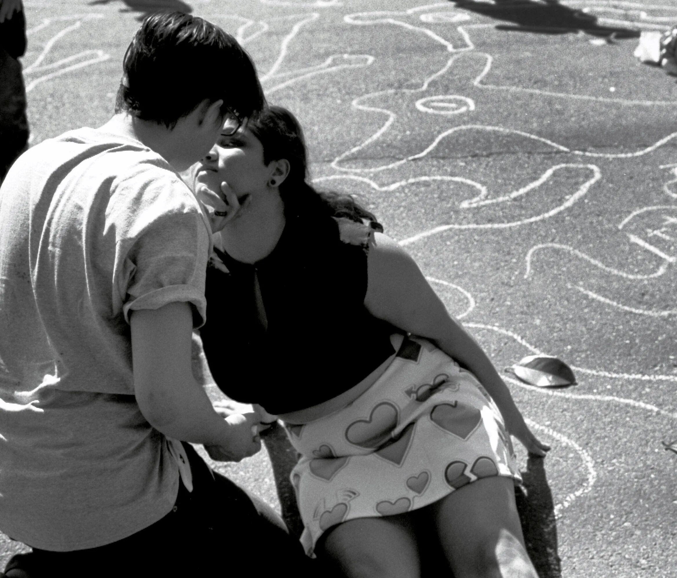 Объятие эмоции. Влюбленная пара. Черно белые портреты пар. Объятие эмоции. Объятия.