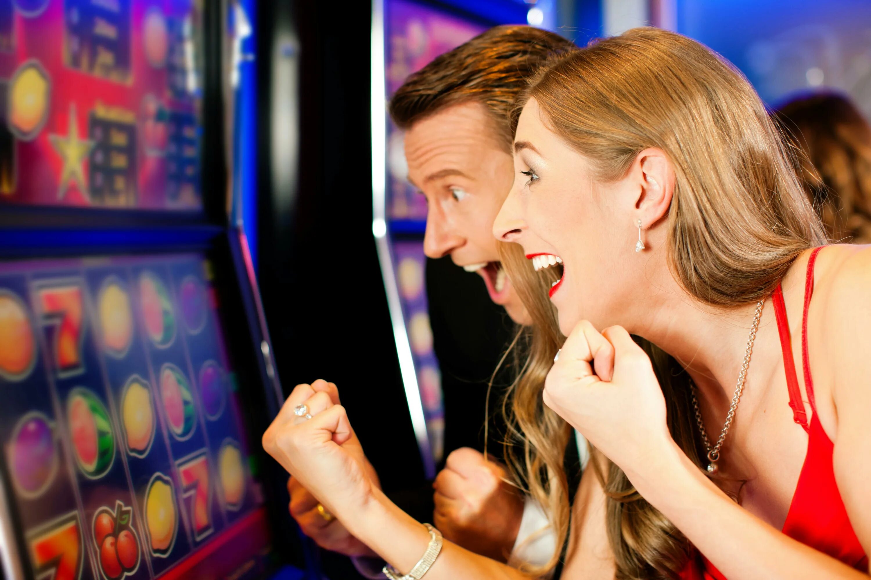 Выигрыш в работе можно получить. Выиграл в казино. Страсть к развлечениям. Люди в казино игровые автоматы. Азартный человек.