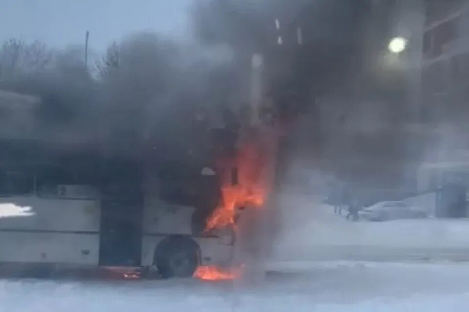 Сгорели ключи. ЧП С автобусом сегодня в горячем Ключе. Горящий автобус в горячем Ключе. Сгорел автобус в горячем Ключе.