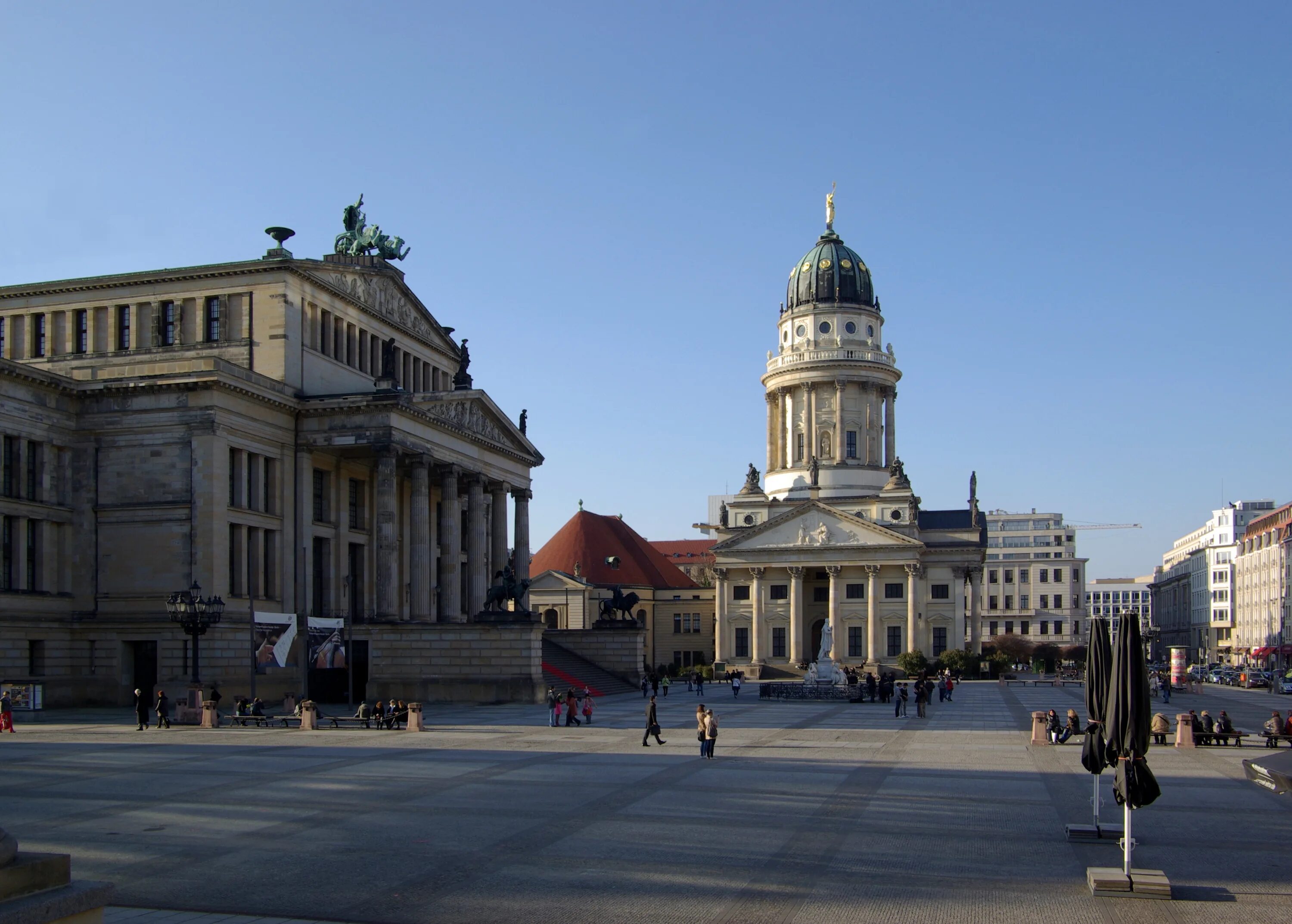 Берлин территория. Площадь жандарменмаркт. Gendarmenmarkt в берлине. Берлин территория. Парижская площадь в берлине.