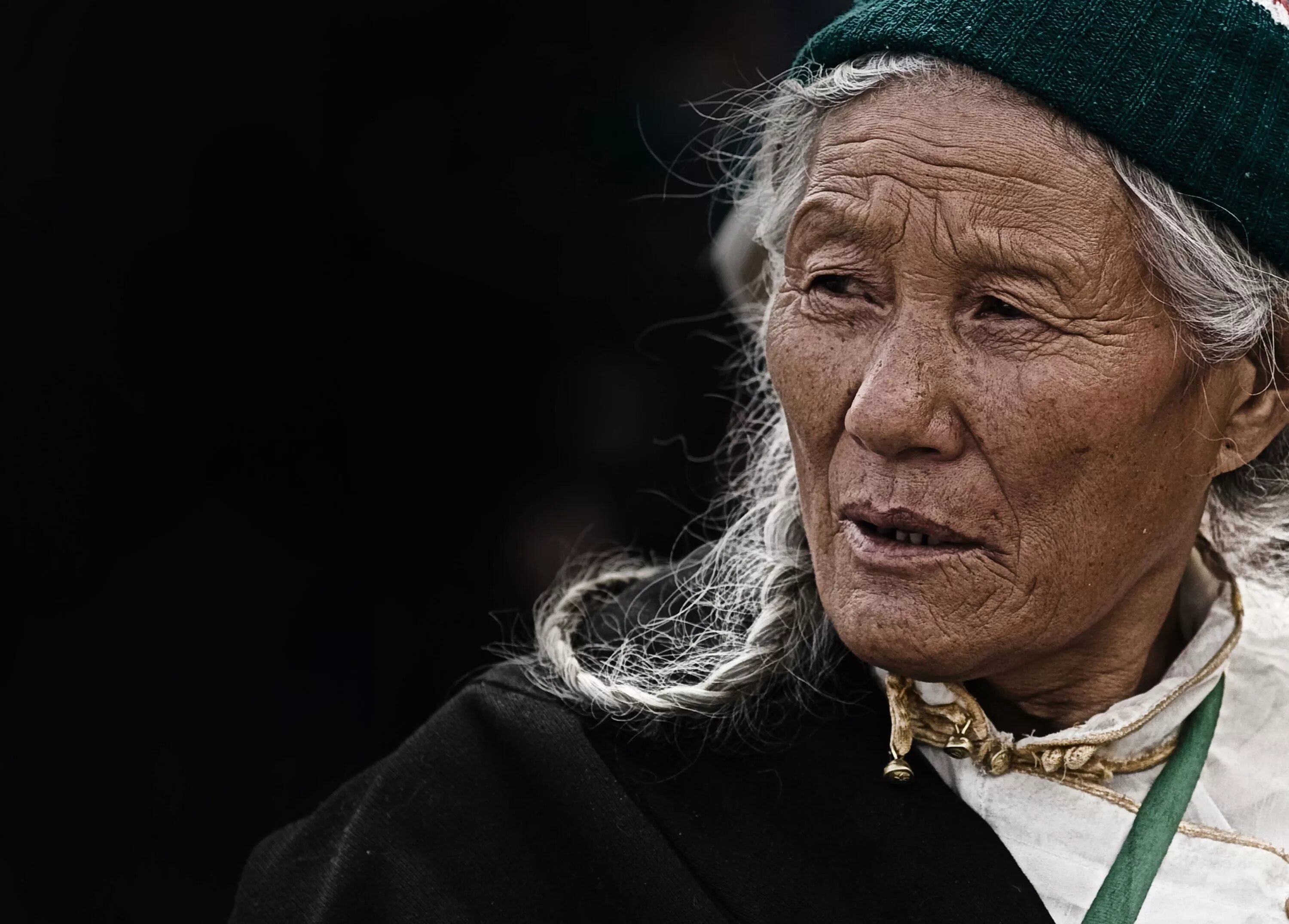 Азиатская бабушка. Портрет пожилой женщины. Пожилые люди. Старая женщины Тибета.