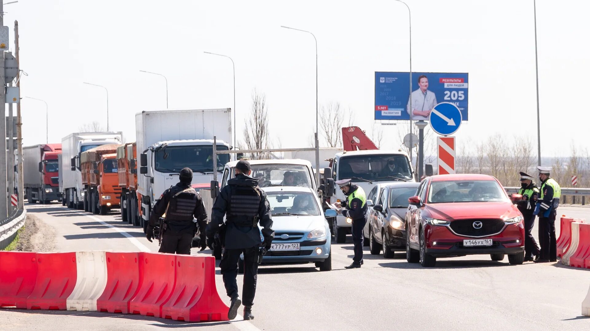 Въезд в ростов на дону сегодня. Пост ДПС Ростов на Дону. Пробка на дороге. Затор на дороге. Посты на въезде в Ростов.