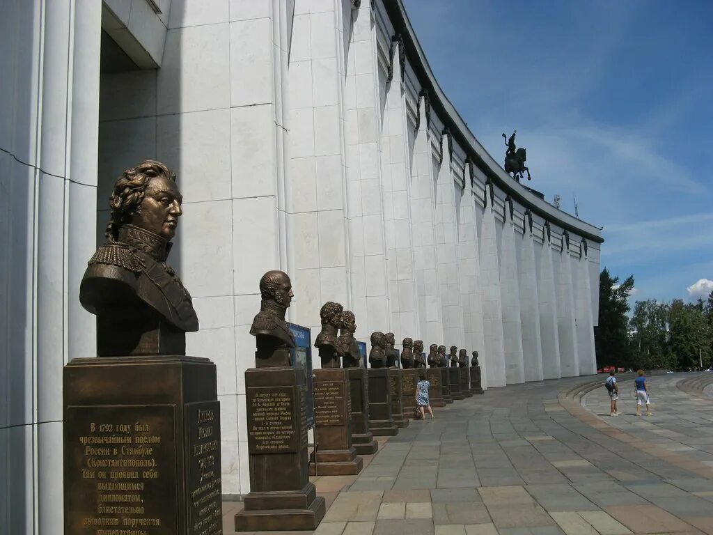 Здание Мосфильма в Москве. Поклонная гора музей. Мосфильм Москва экскурсия. Киностудия Мосфильм Москва здание. Мосфильм 2023