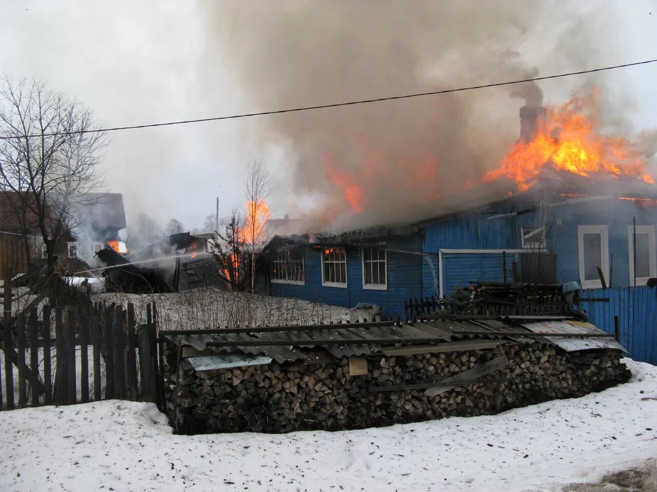 Погода в никольске вологодской. Пожар в Никольске Вологодской. Пожар в Никольске Вологодской области вчера. Пожарные Никольск Вологодская область. Происшествия Никольск Вологодская область.