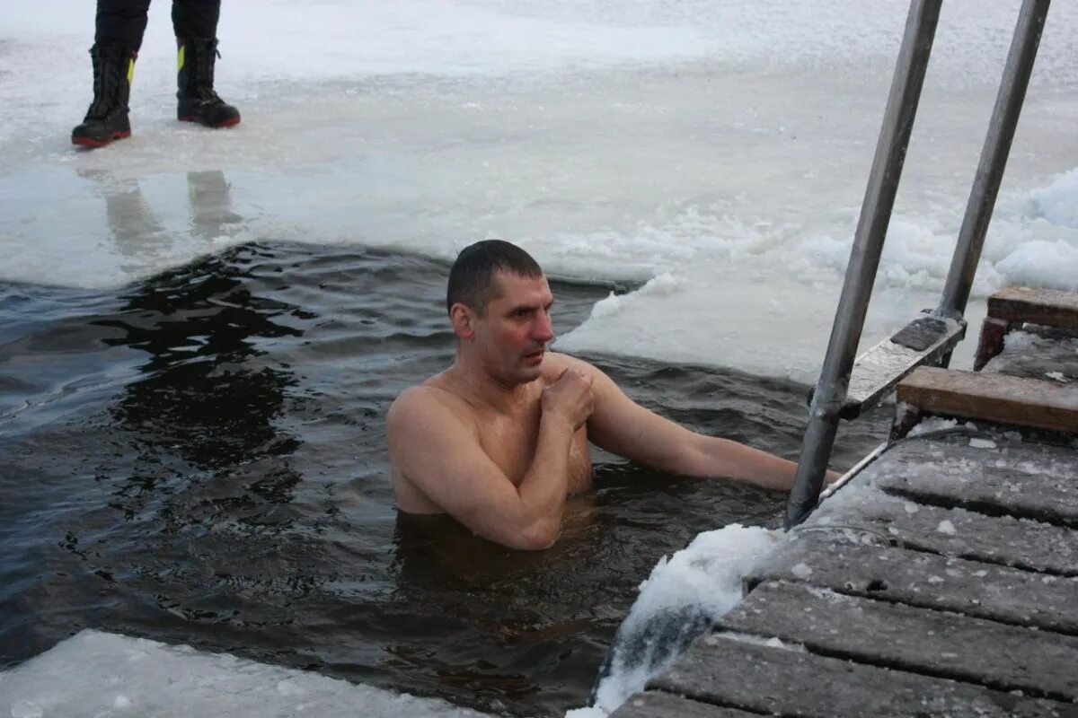 Когда надо купаться. Купание в проруби. Крещение прорубь. Крещенские купания Мурманск. Купель Мурманск.