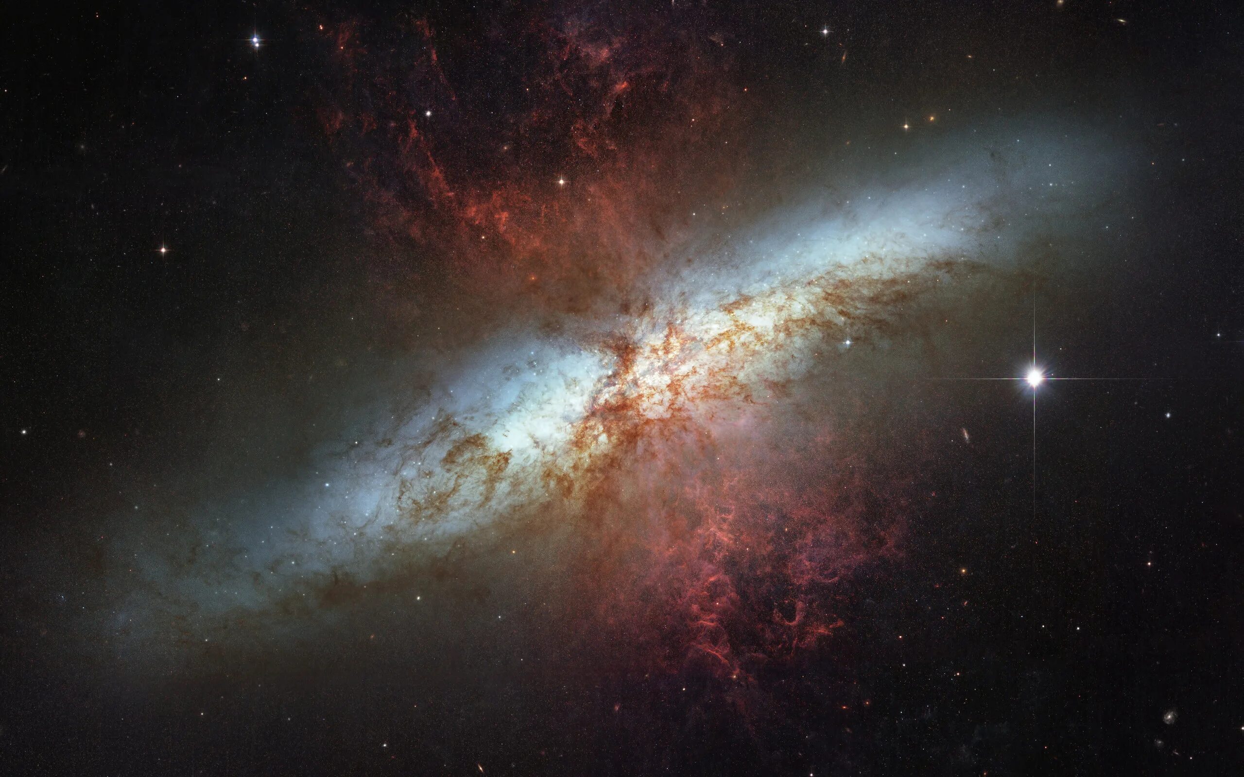 Clid 1400. Галактика м 82 сигара. Galaxy m82 НАСА. Галактика сигара Хаббл. Галактика Мессье 82.